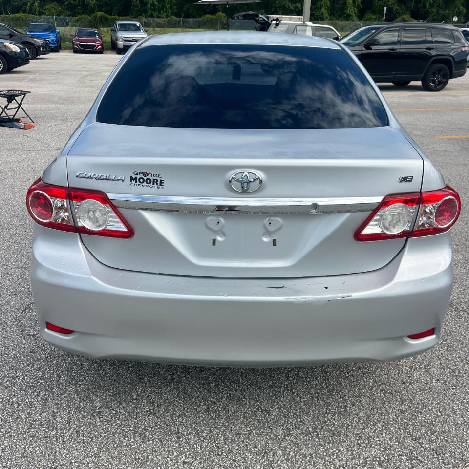 Toyota Corolla 4dr Sdn LE Auto (Natl) 2011