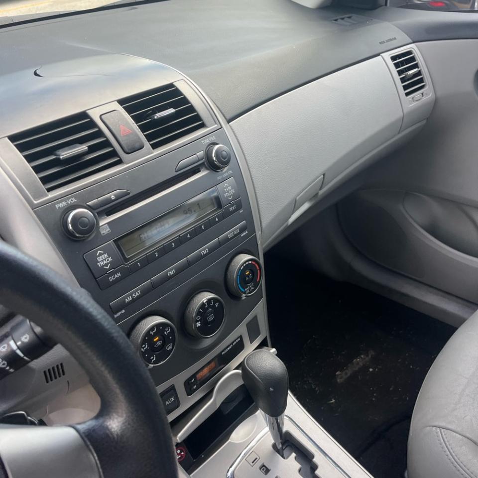 Toyota Corolla 4dr Sdn LE Auto (Natl) 2011