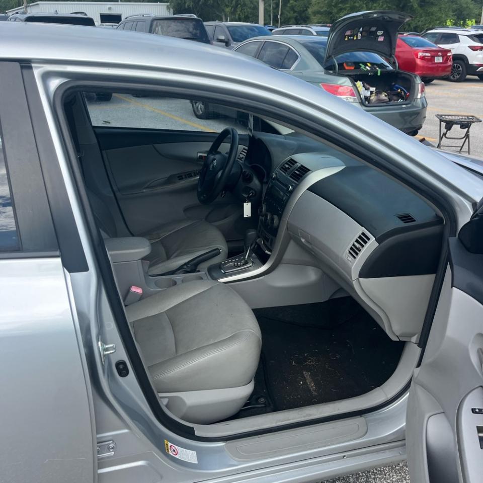 Toyota Corolla 4dr Sdn LE Auto (Natl) 2011