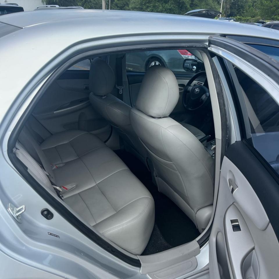 Toyota Corolla 4dr Sdn LE Auto (Natl) 2011