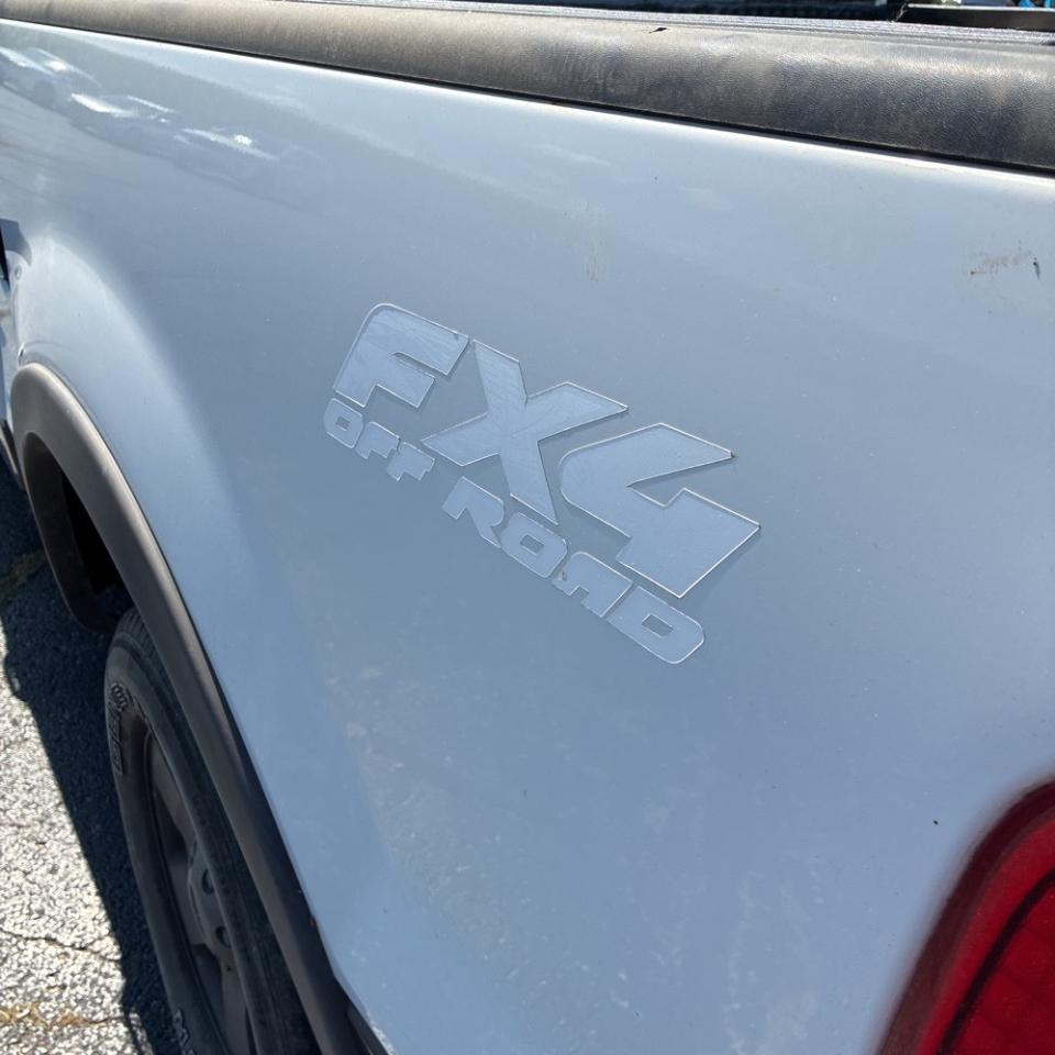 Ford F-150 SuperCrew 139" XLT 4WD 2004