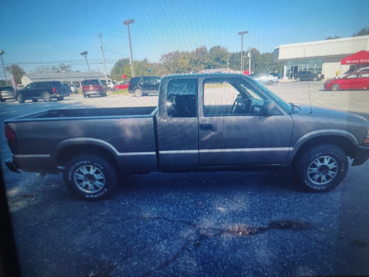 GMC Sonoma Ext Cab 123" WB 4WD SLS 2002