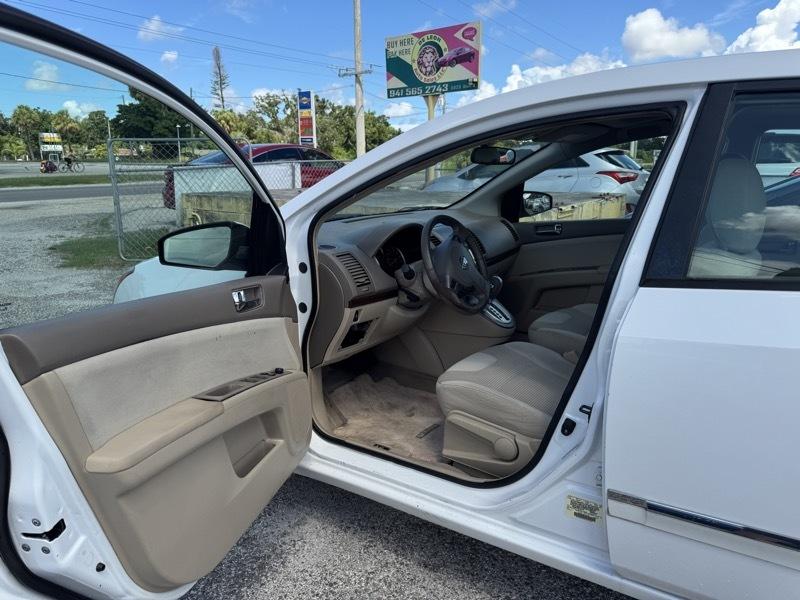 Nissan Sentra 4-Door Sedan 2012