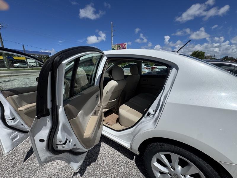 Nissan Sentra 4-Door Sedan 2012