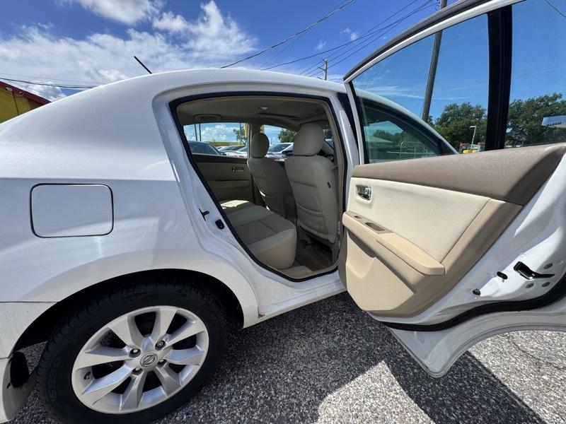 Nissan Sentra 4-Door Sedan 2012