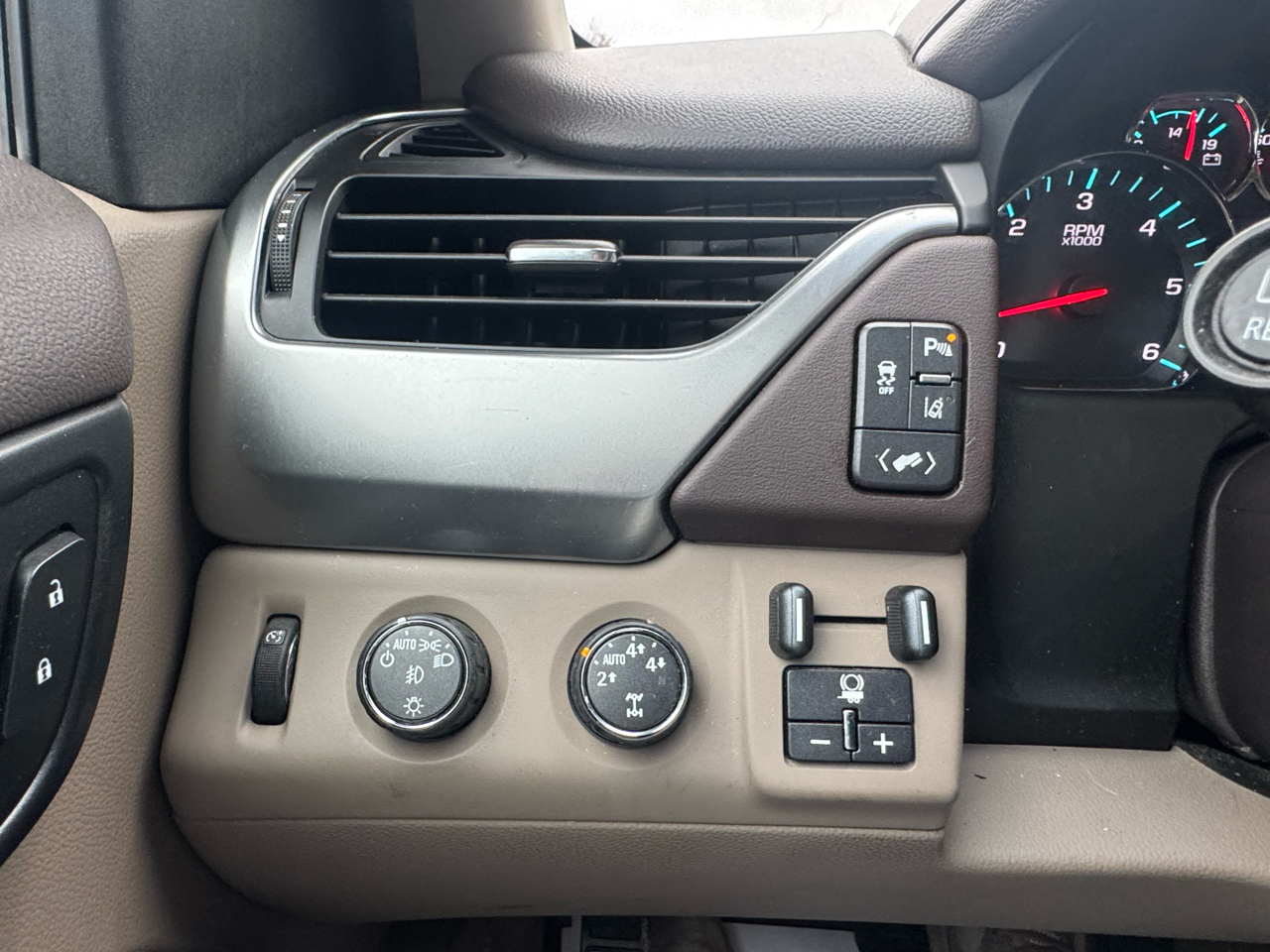 Chevrolet Suburban LT 1500 4WD 2015