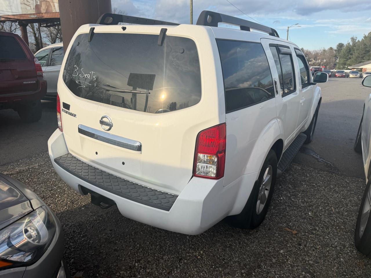 Nissan Pathfinder LE 4WD 2011