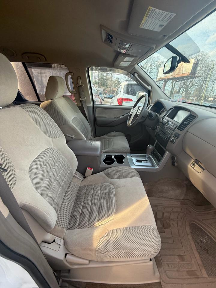 Nissan Pathfinder LE 4WD 2011