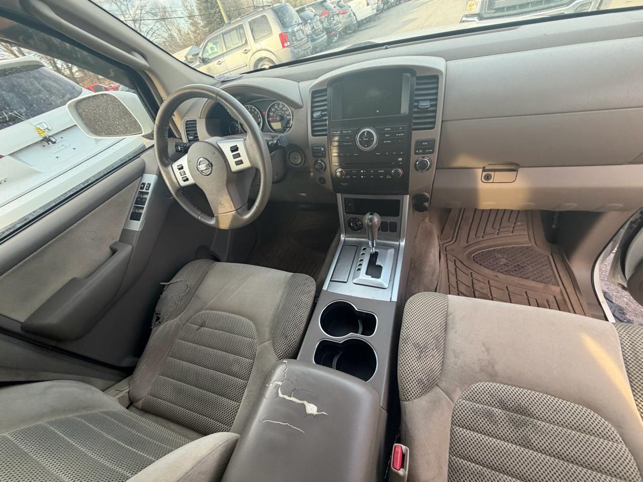 Nissan Pathfinder LE 4WD 2011