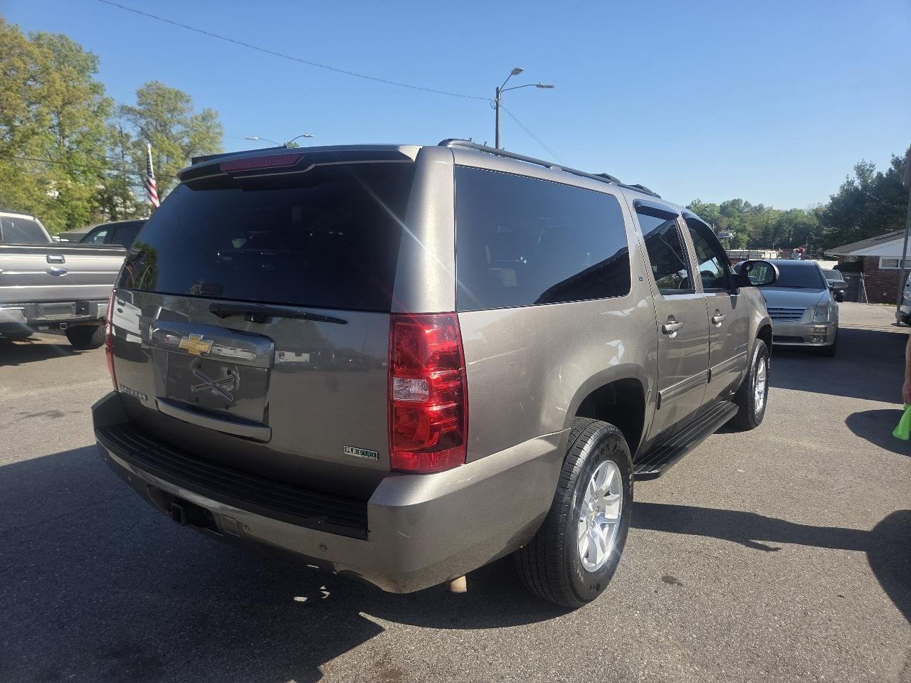 Chevrolet Suburban LT 1500 4WD 2012