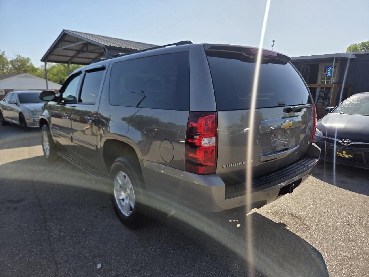 Chevrolet Suburban LT 1500 4WD 2012