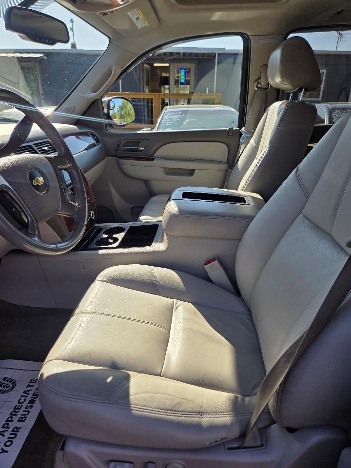 Chevrolet Suburban LT 1500 4WD 2012