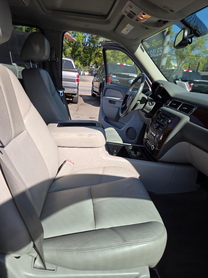 Chevrolet Suburban LT 1500 4WD 2012