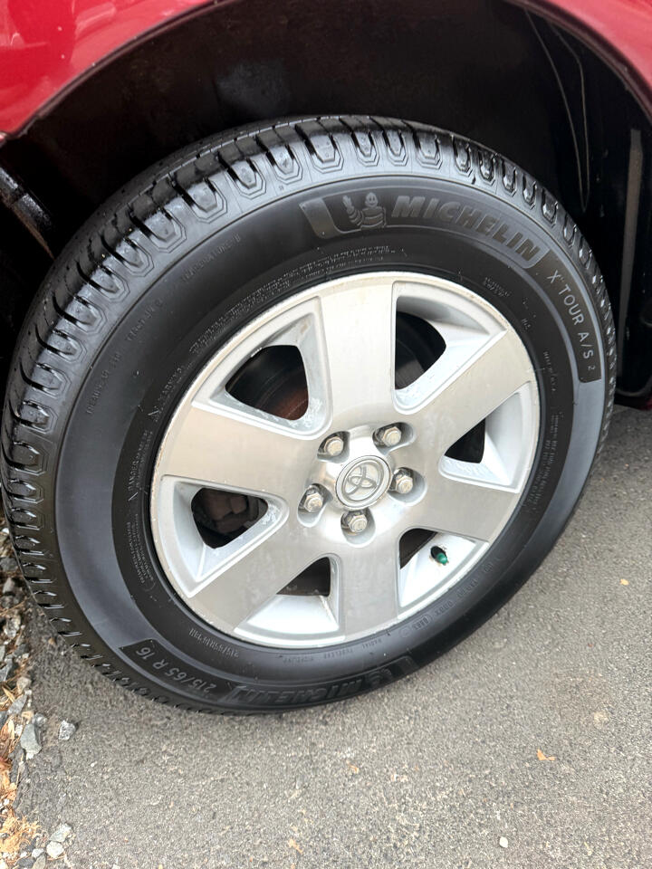 Toyota Sienna LE - 7 Passenger 2004