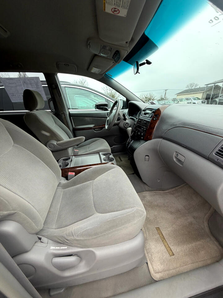 Toyota Sienna LE - 7 Passenger 2004