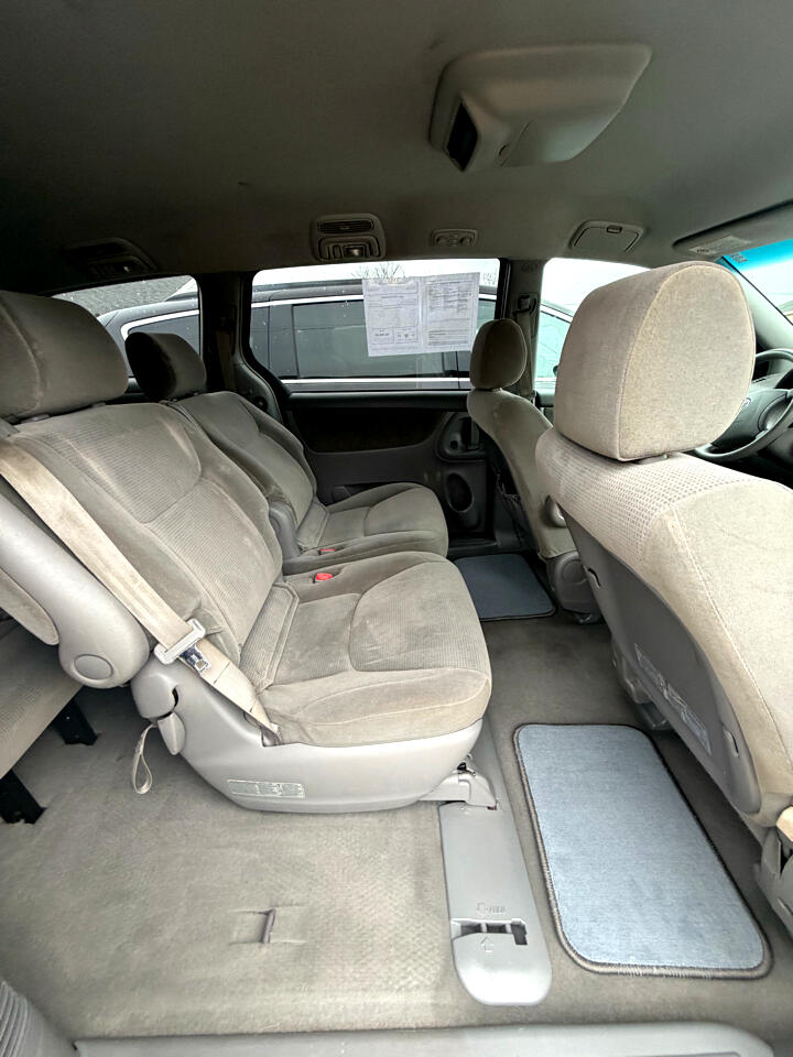 Toyota Sienna LE - 7 Passenger 2004