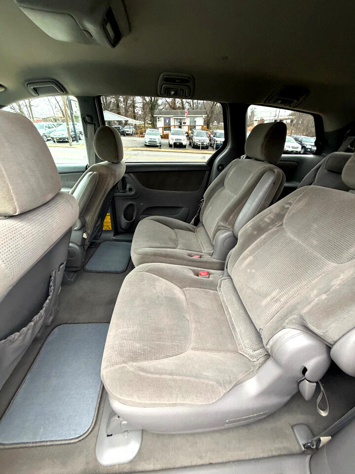 Toyota Sienna LE - 7 Passenger 2004