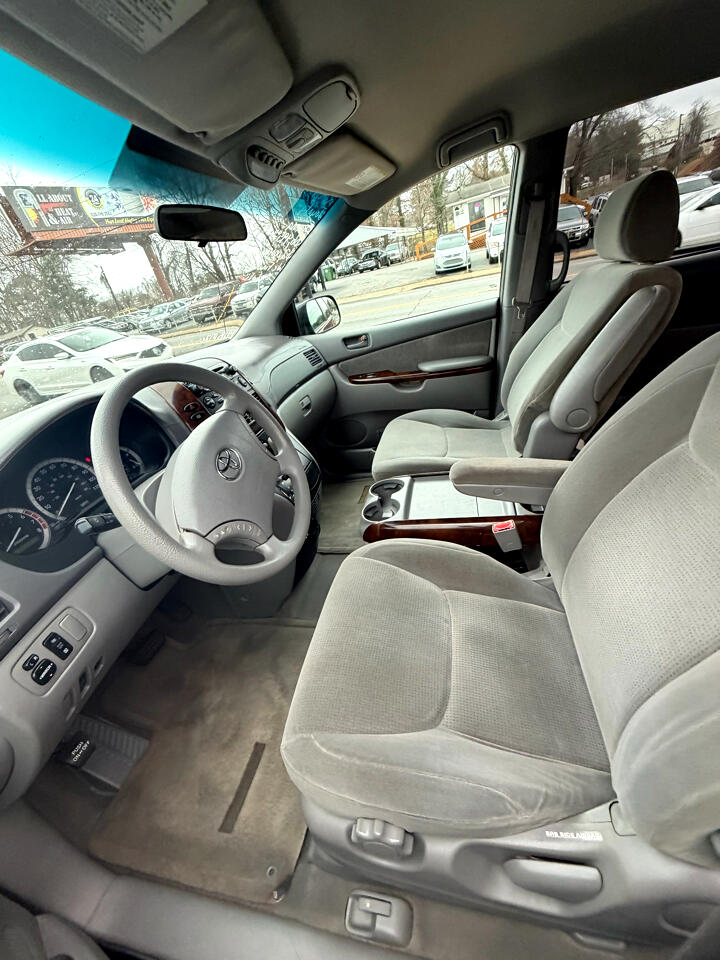 Toyota Sienna LE - 7 Passenger 2004