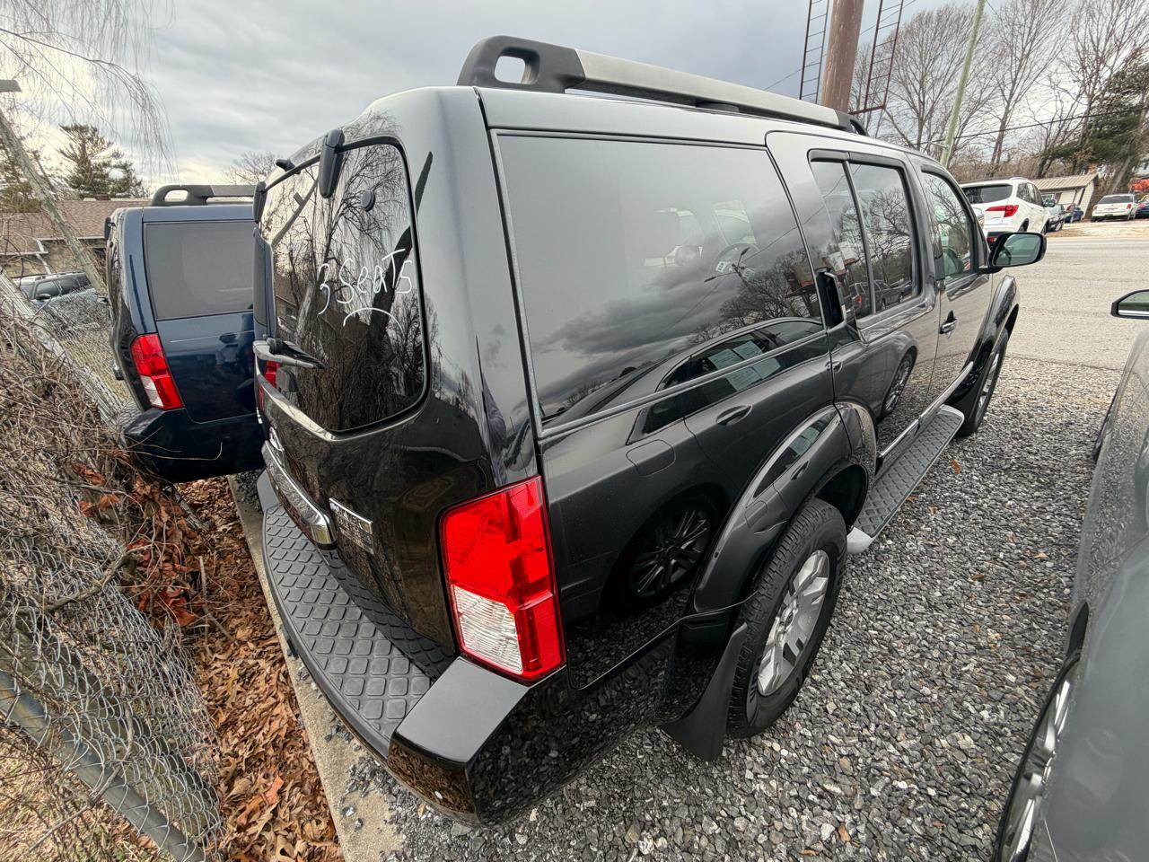Nissan Pathfinder LE 4WD 2011