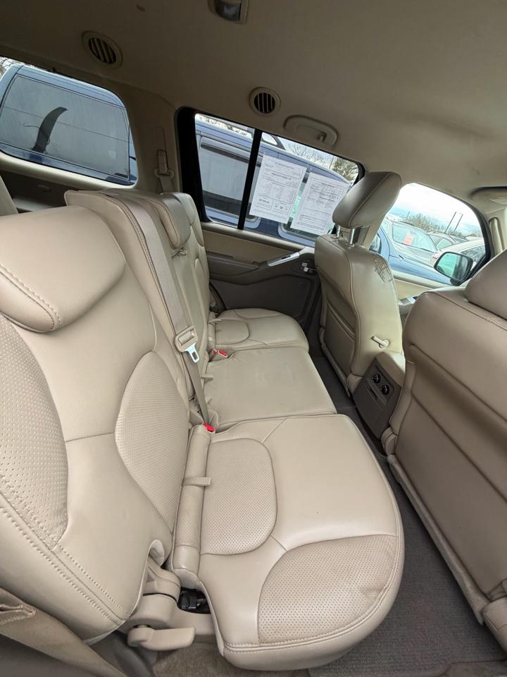 Nissan Pathfinder LE 4WD 2011
