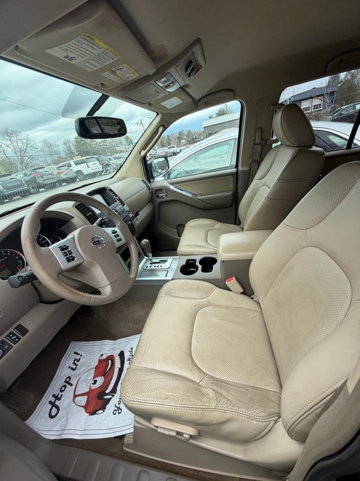 Nissan Pathfinder LE 4WD 2011