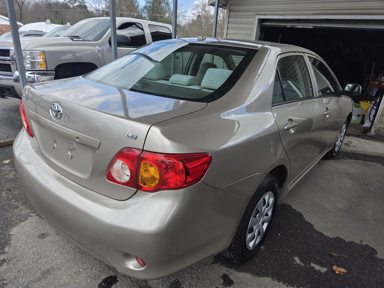 Toyota Corolla Base 4-Speed AT 2010