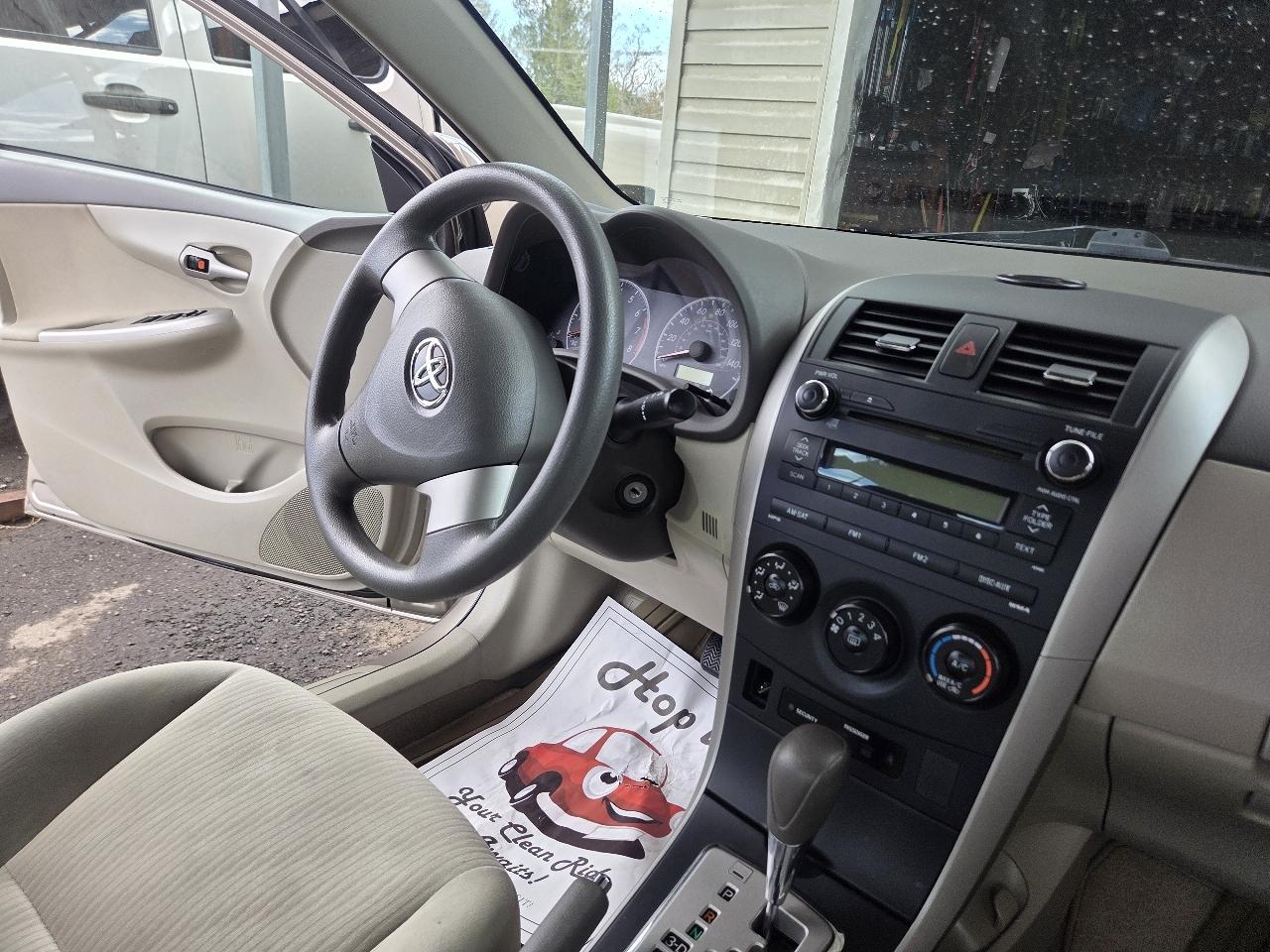 Toyota Corolla Base 4-Speed AT 2010