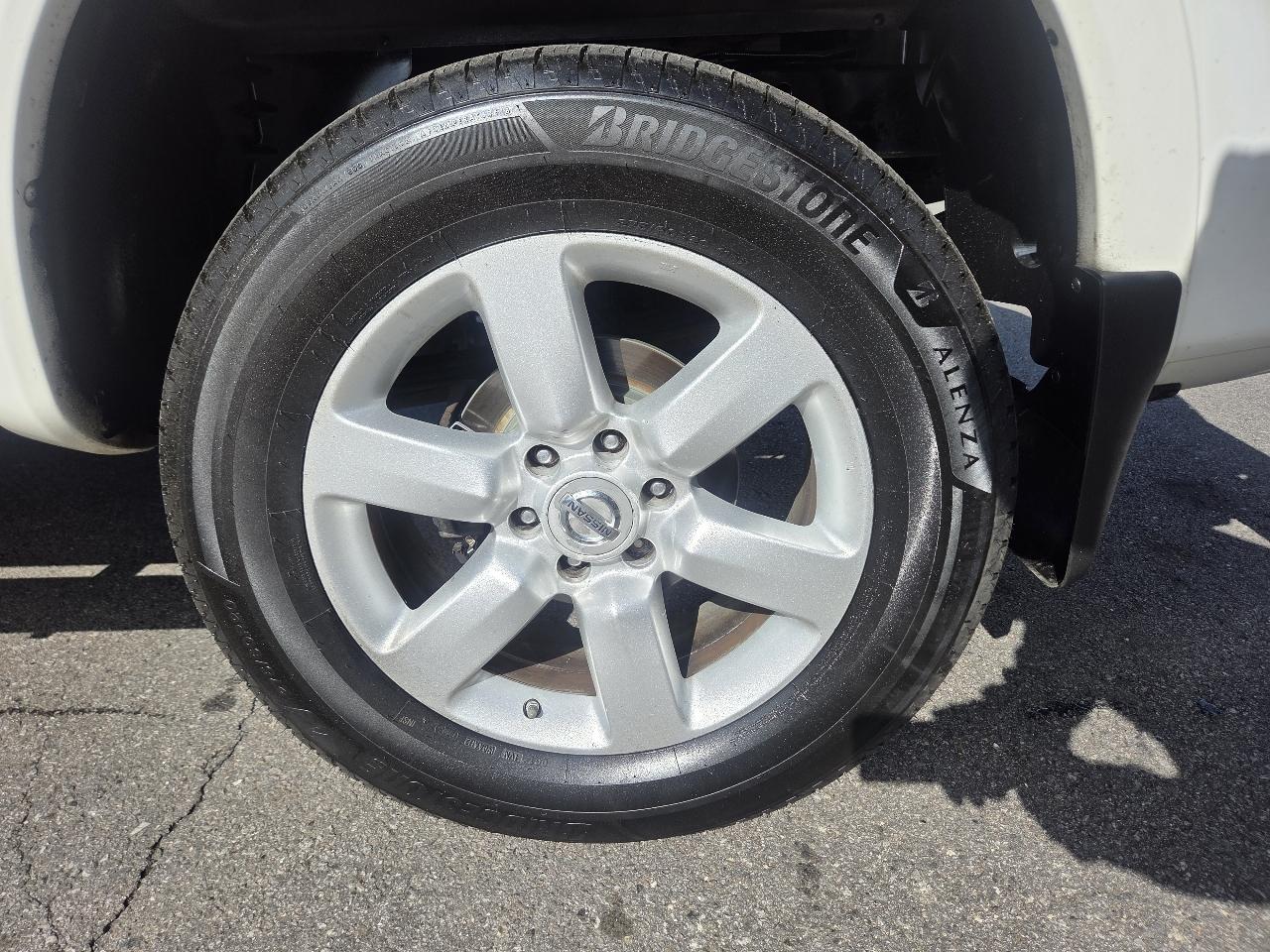 Nissan Titan SV Crew Cab 4WD 2012