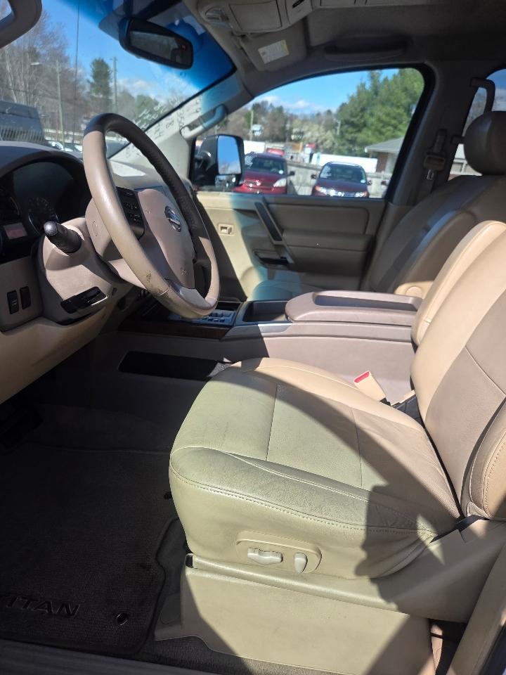 Nissan Titan SV Crew Cab 4WD 2012