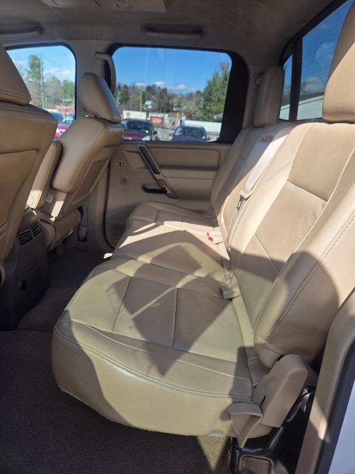 Nissan Titan SV Crew Cab 4WD 2012