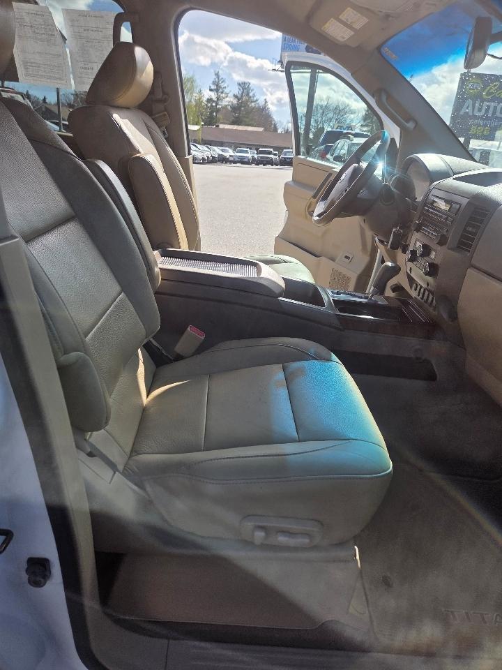 Nissan Titan SV Crew Cab 4WD 2012