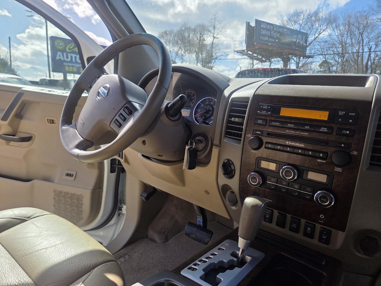 Nissan Titan SV Crew Cab 4WD 2012
