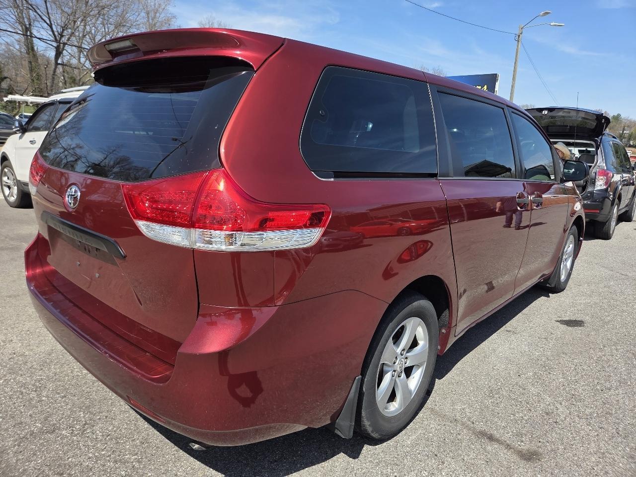 Toyota Sienna FWD 7-Passenger I4 2012