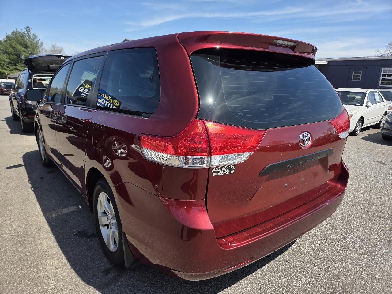 Toyota Sienna FWD 7-Passenger I4 2012