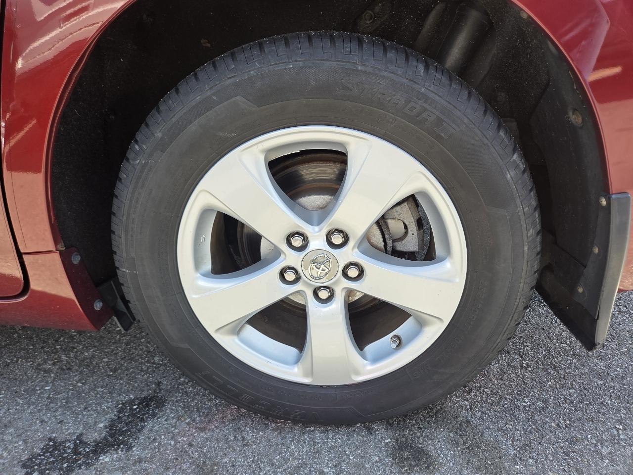 Toyota Sienna FWD 7-Passenger I4 2012