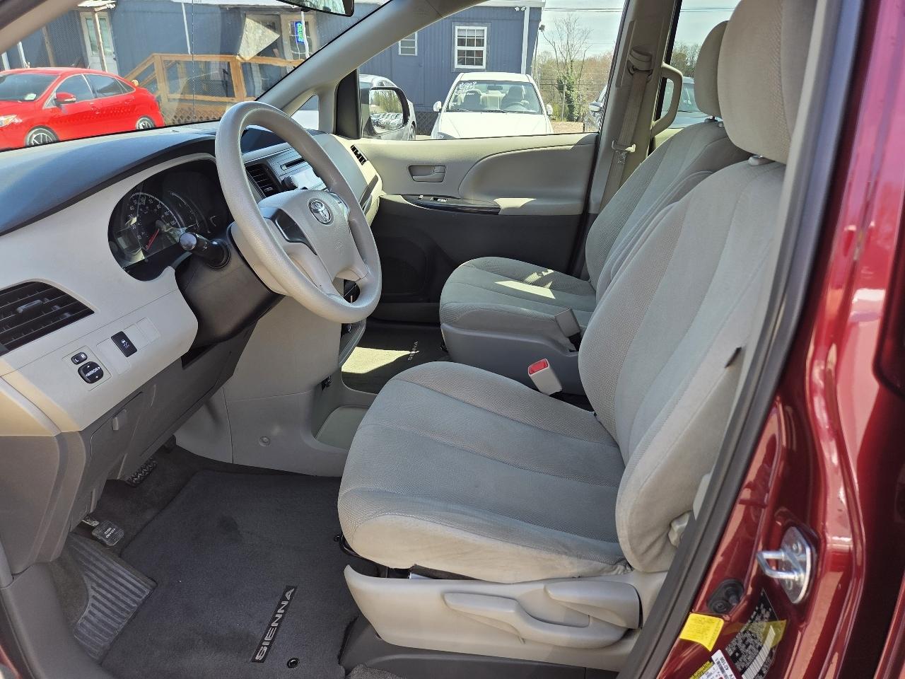 Toyota Sienna FWD 7-Passenger I4 2012