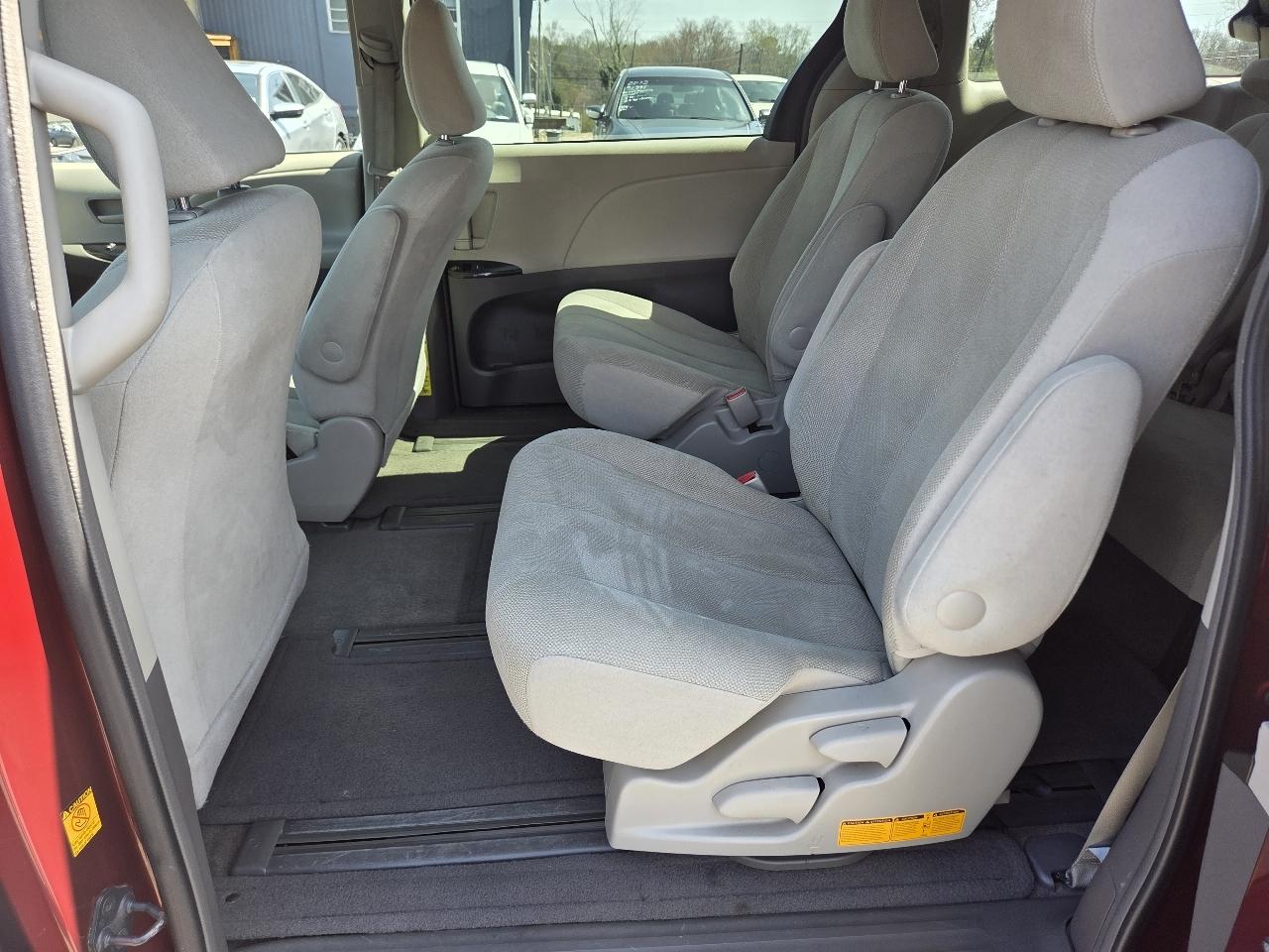 Toyota Sienna FWD 7-Passenger I4 2012