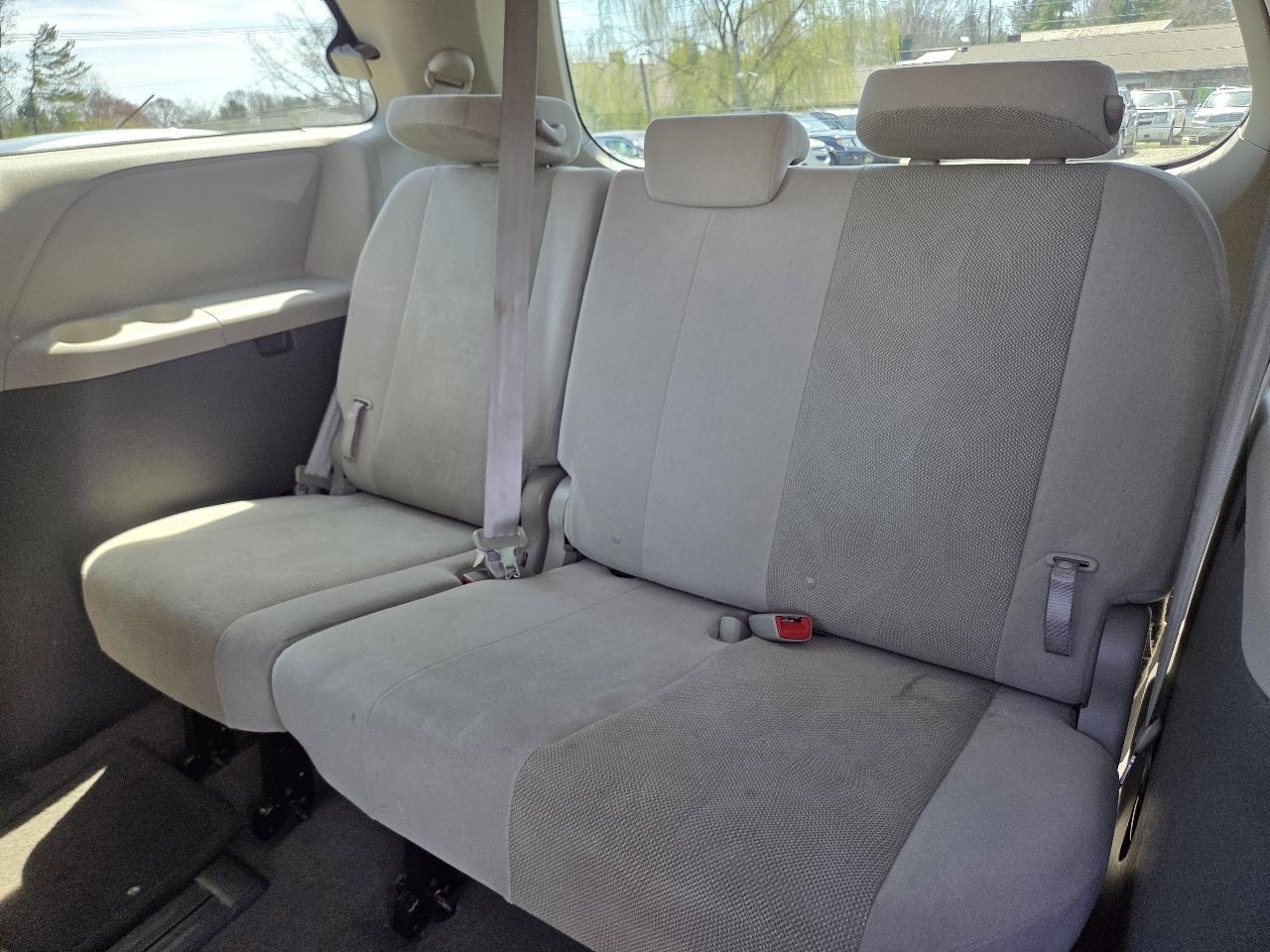 Toyota Sienna FWD 7-Passenger I4 2012