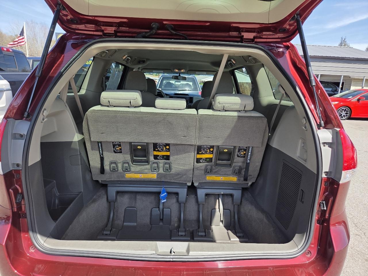 Toyota Sienna FWD 7-Passenger I4 2012