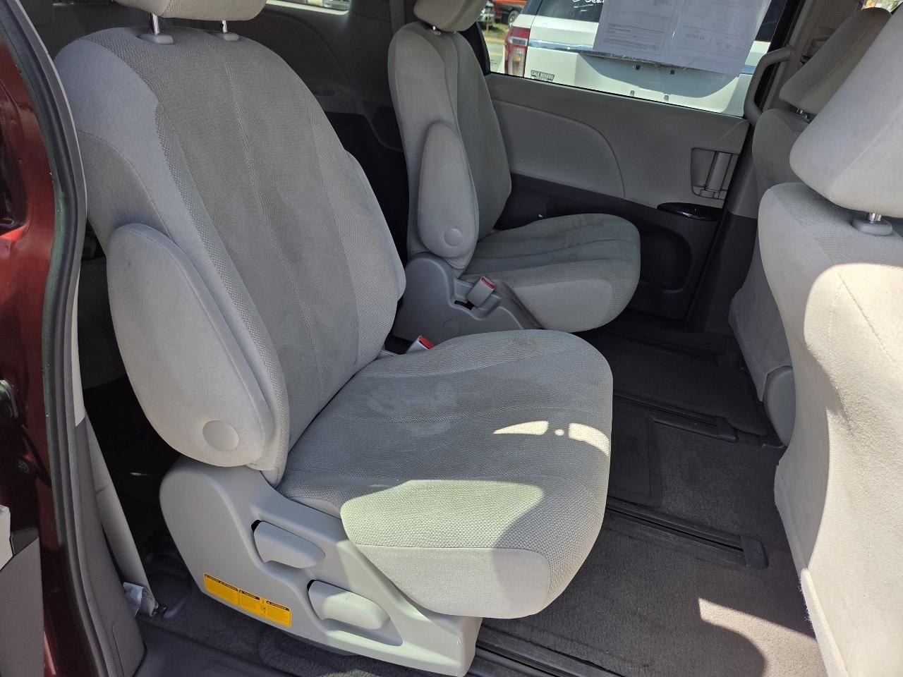 Toyota Sienna FWD 7-Passenger I4 2012