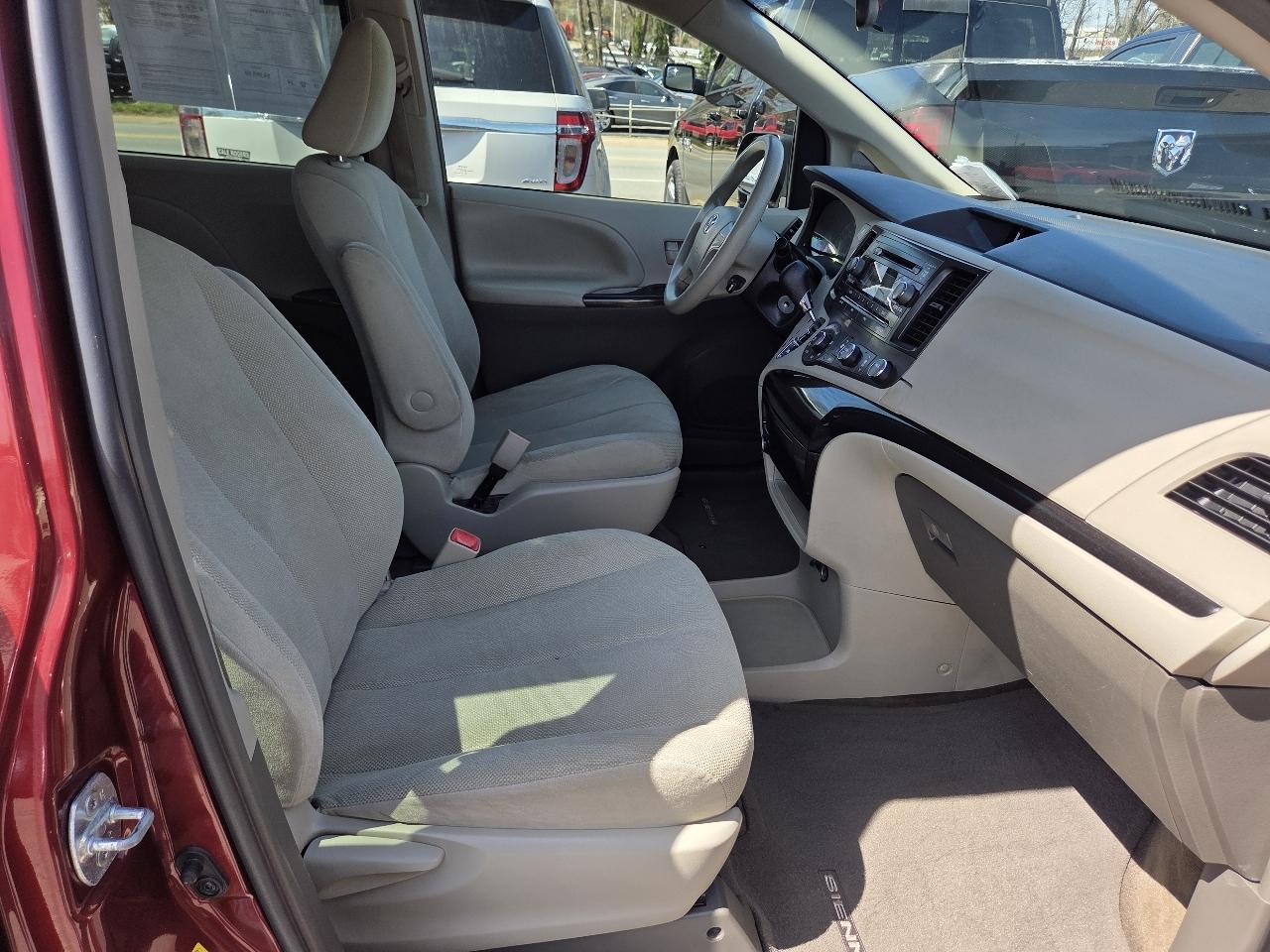Toyota Sienna FWD 7-Passenger I4 2012
