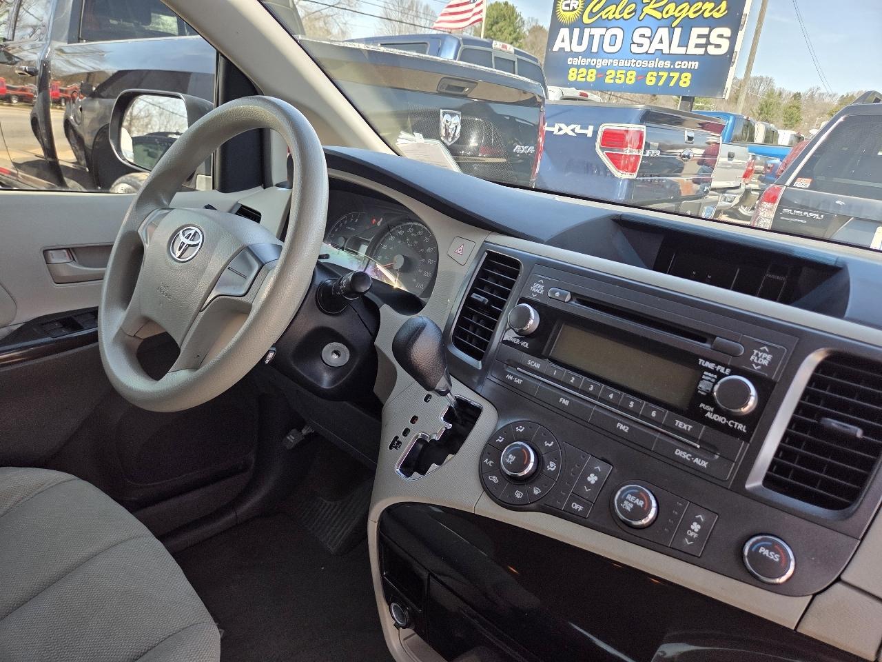 Toyota Sienna FWD 7-Passenger I4 2012