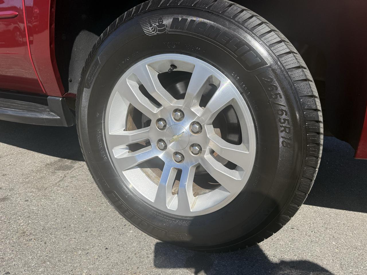 Chevrolet Suburban 4WD 4dr 1500 LT 2017
