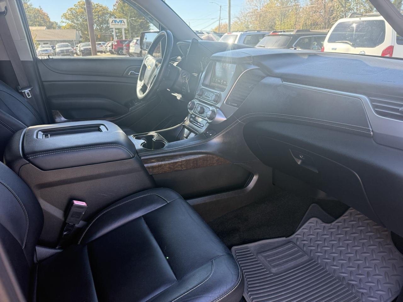 Chevrolet Suburban 4WD 4dr 1500 LT 2017