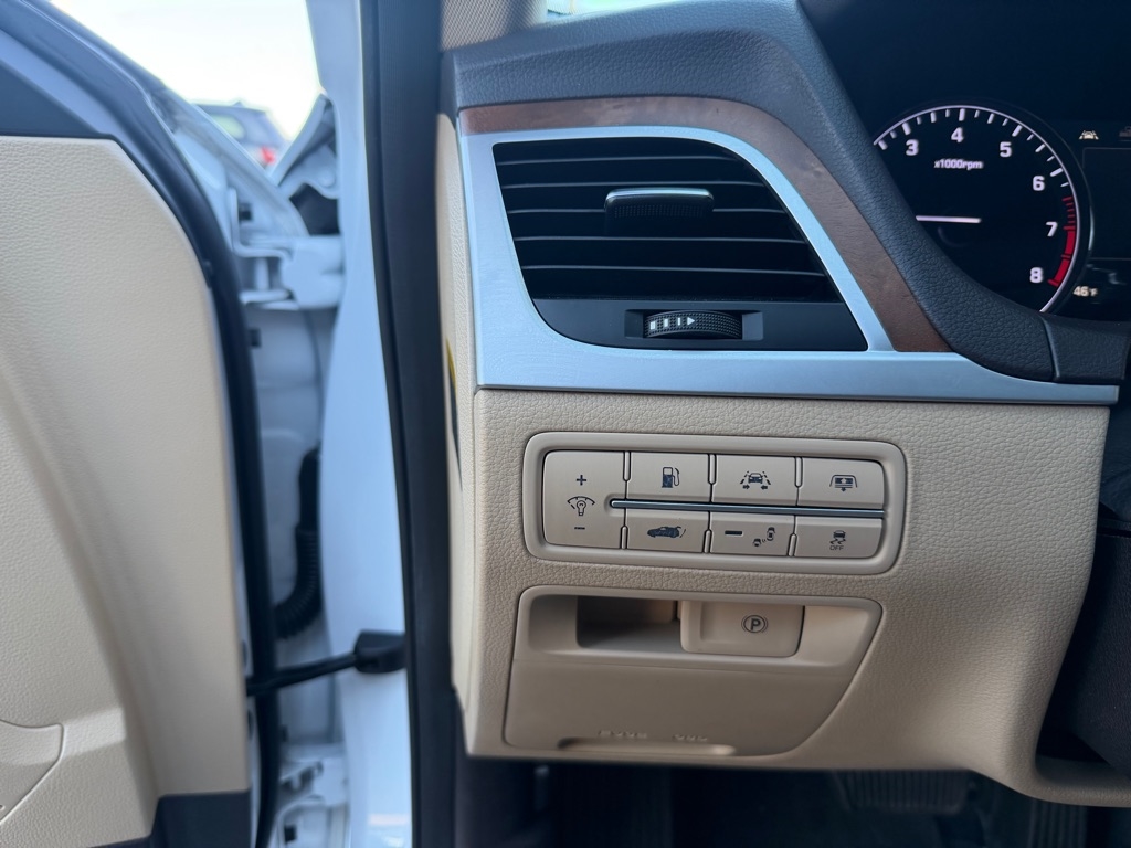 Hyundai Genesis  2015