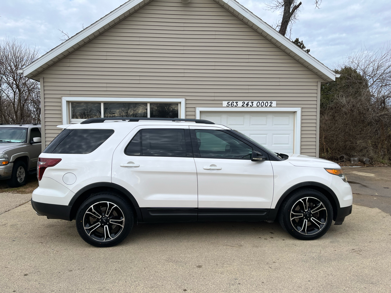 2015 Ford Explorer XLT Sport photo 2