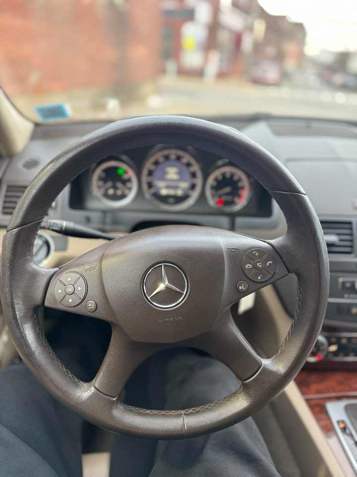 Mercedes-Benz C-Class C300 4MATIC Luxury Sedan 2011