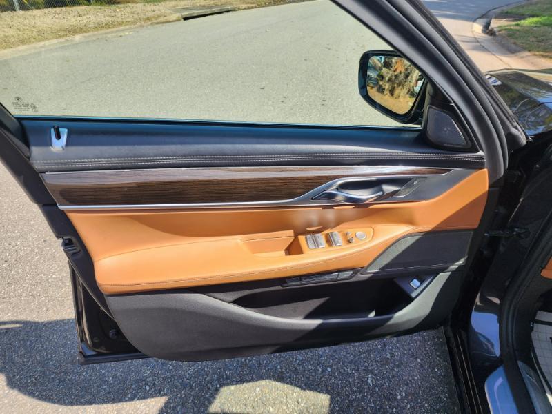 BMW 7-Series 750i 2016