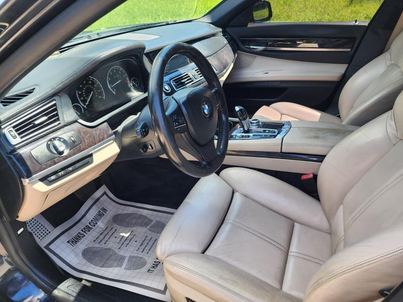 BMW 7-Series 750i xDrive 2011