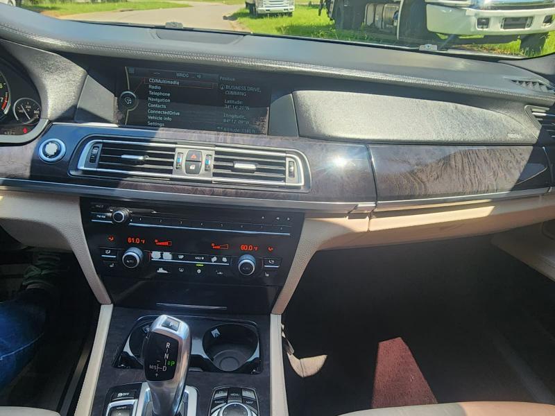 BMW 7-Series 750i xDrive 2011